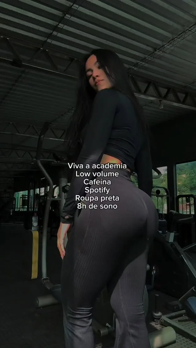 Kamila Costa em rotina de treino na academia