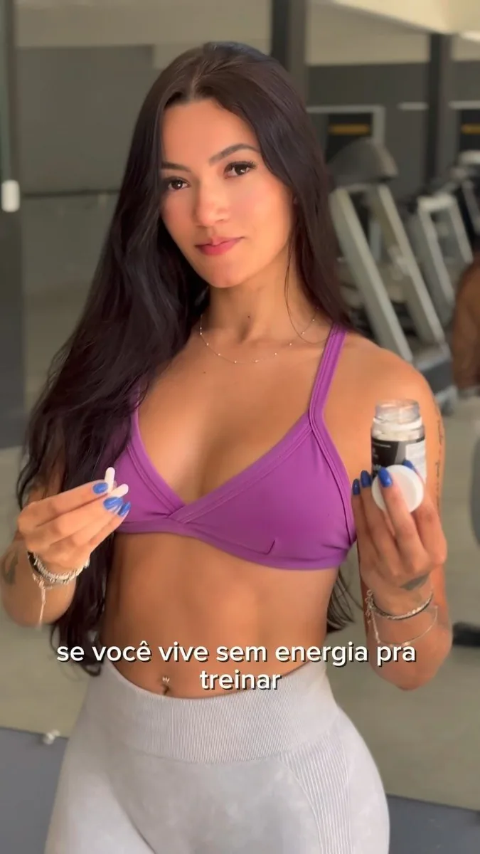 Kamila Costa apresentando suplementos da Motiva Nut na academia
